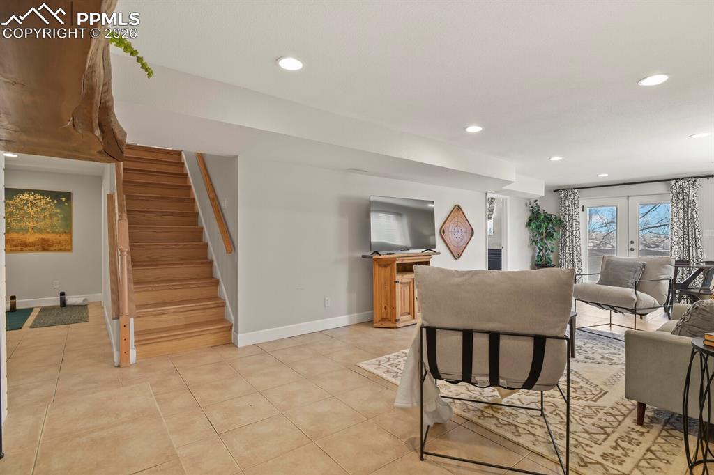 Image 25 of 50: Living Room