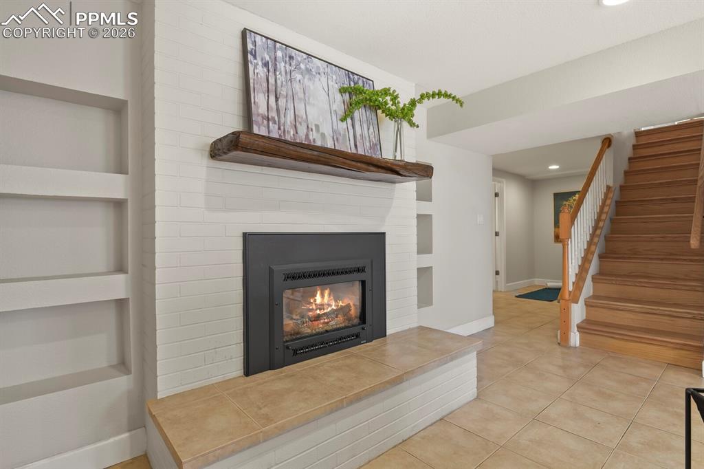 Image 26 of 50: Living Room