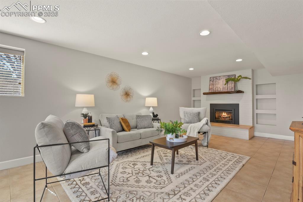 Image 27 of 50: Living Room