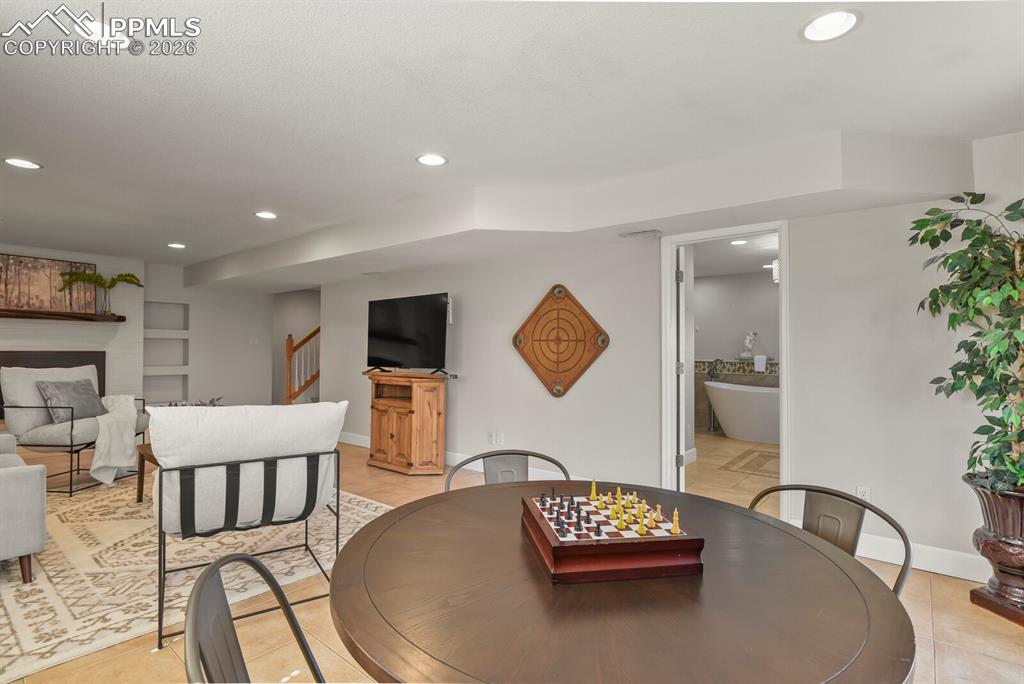 Image 30 of 50: Dining Area