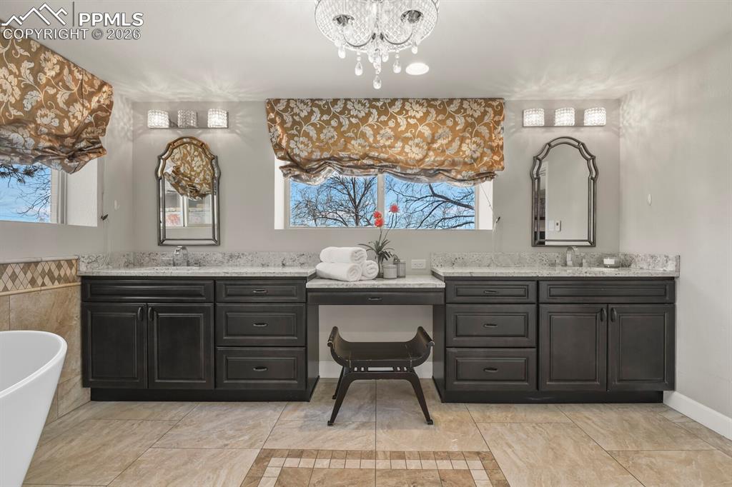 Image 31 of 50: Bathroom