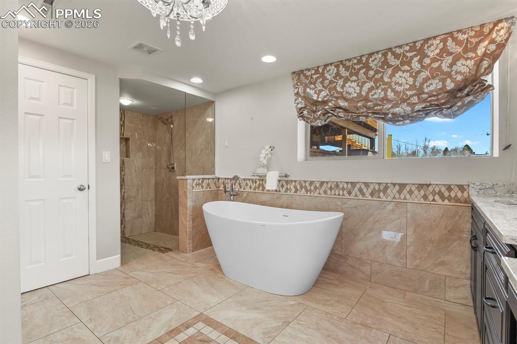 Image 33 of 50: Bathroom