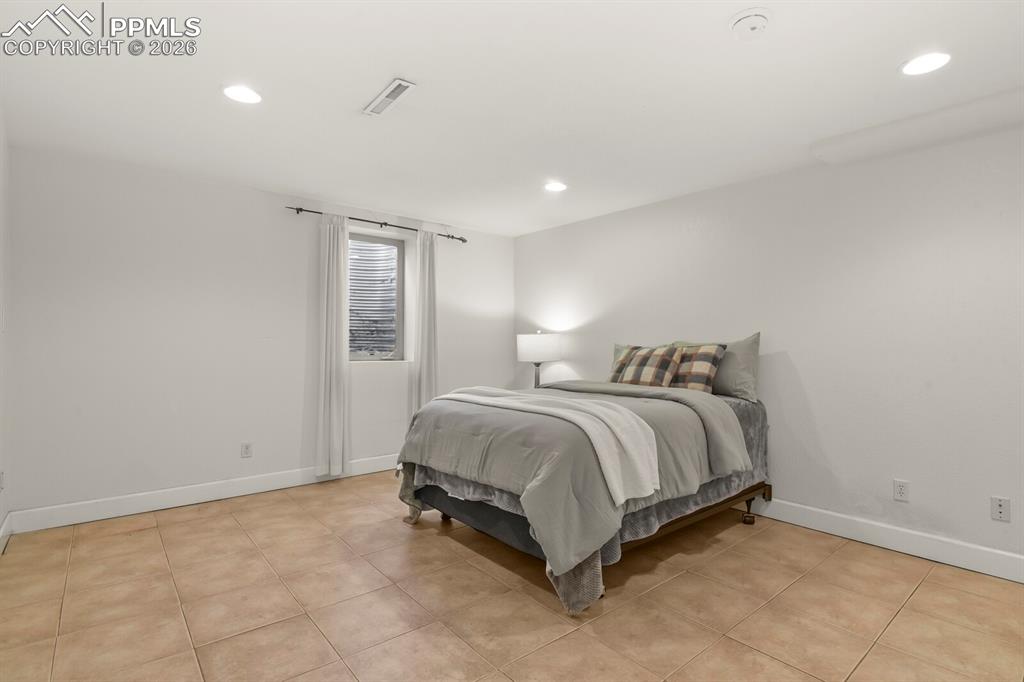 Image 35 of 50: Bedroom