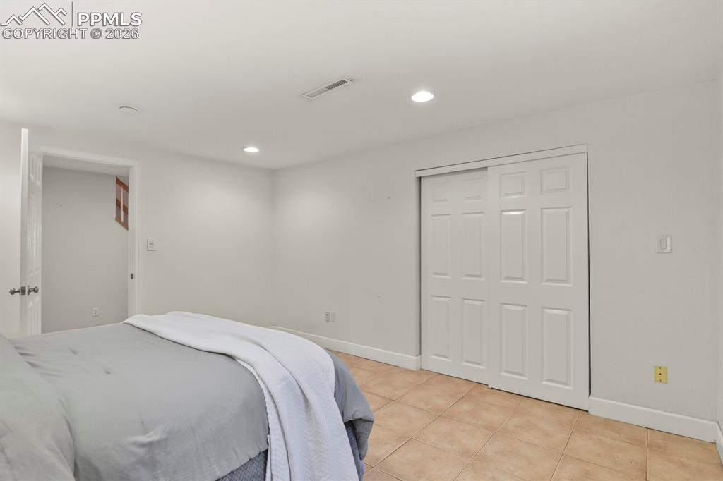 Image 36 of 50: Bedroom