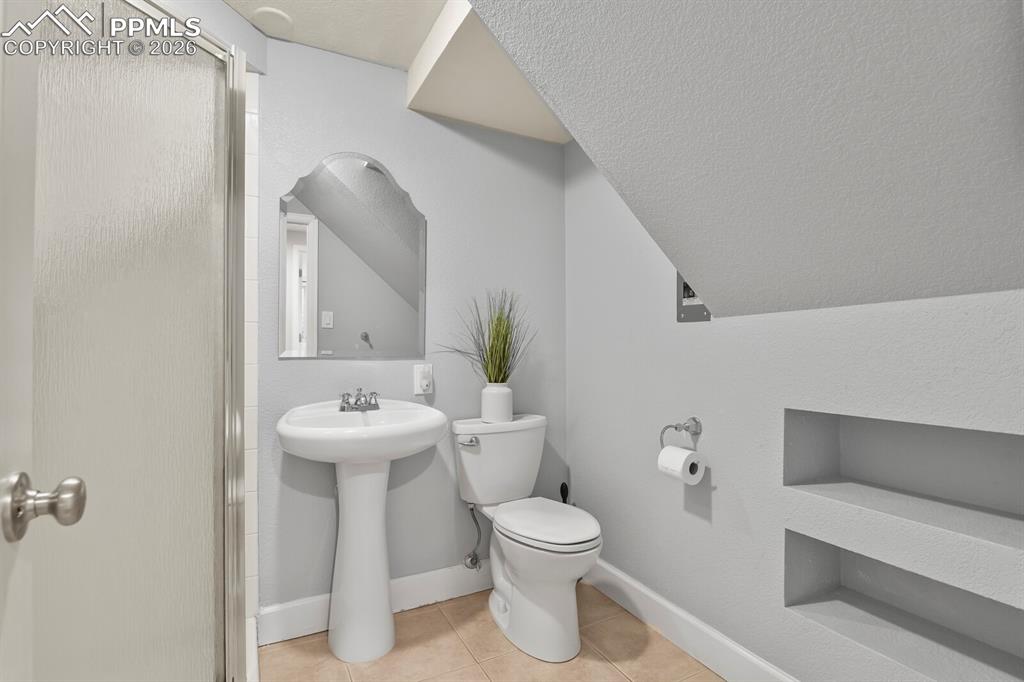 Image 37 of 50: Bathroom