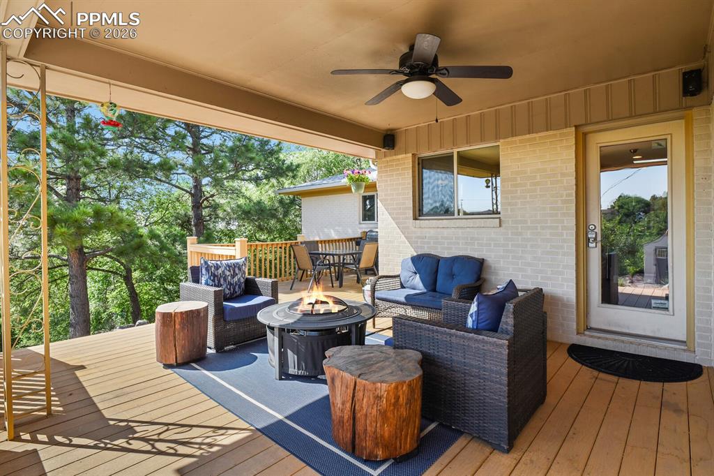 Image 42 of 50: Deck