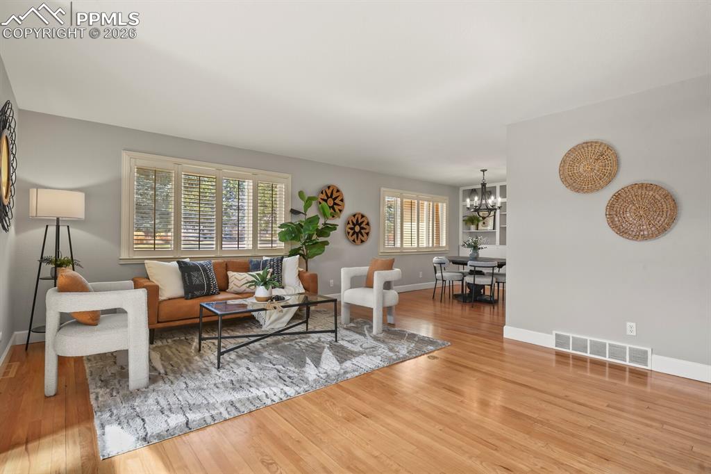 Image 7 of 50: Living Room