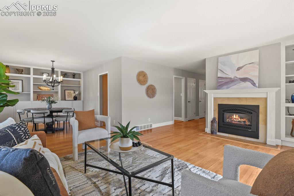 Image 8 of 50: Living Room