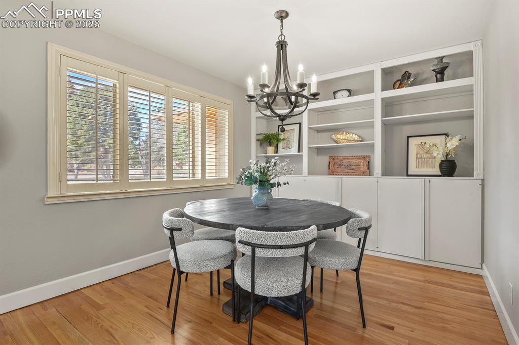 Image 9 of 50: Dining Area