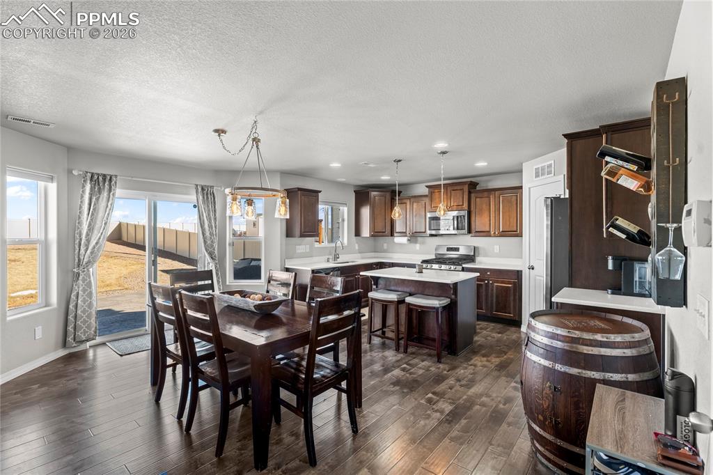 Image 17 of 43: Dining Area