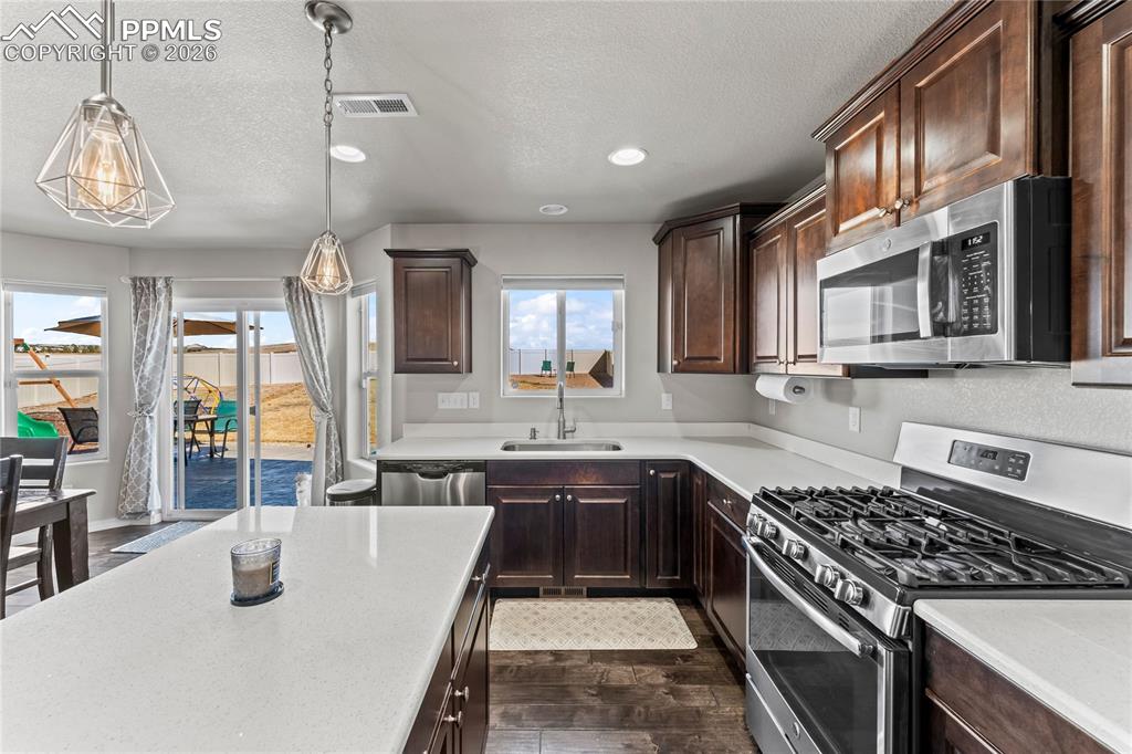 Image 19 of 43: Kitchen