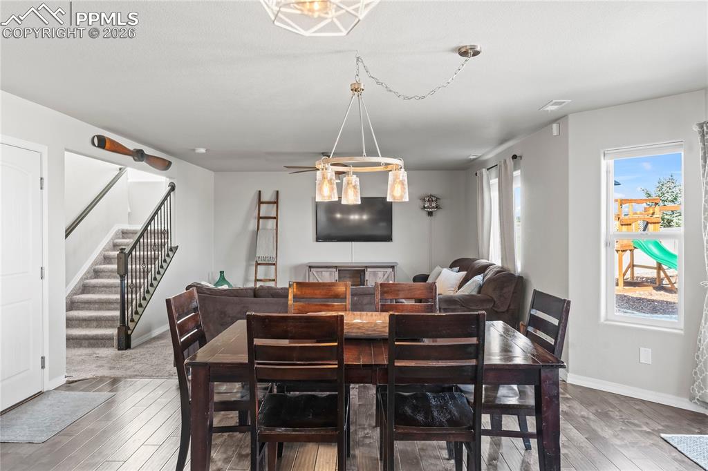 Image 22 of 43: Dining Area