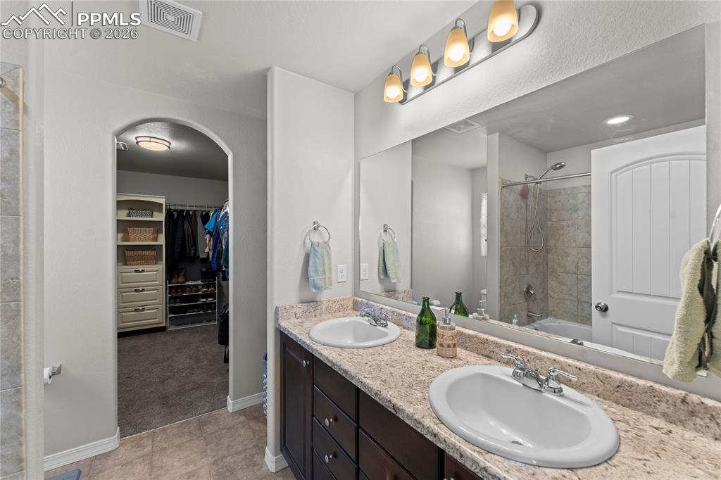 Image 35 of 43: Bathroom