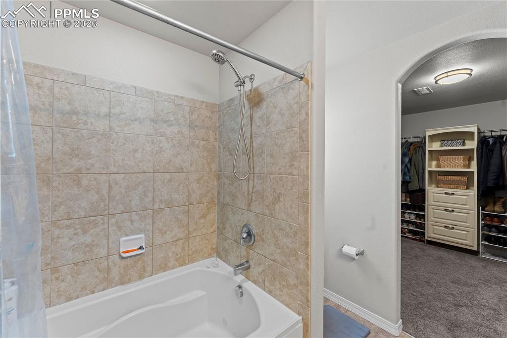 Image 36 of 43: Bathroom