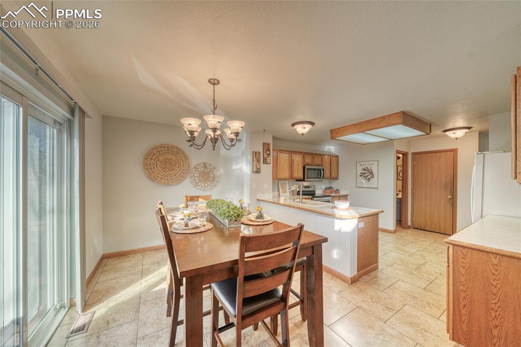 Image 13 of 46: Dining Area