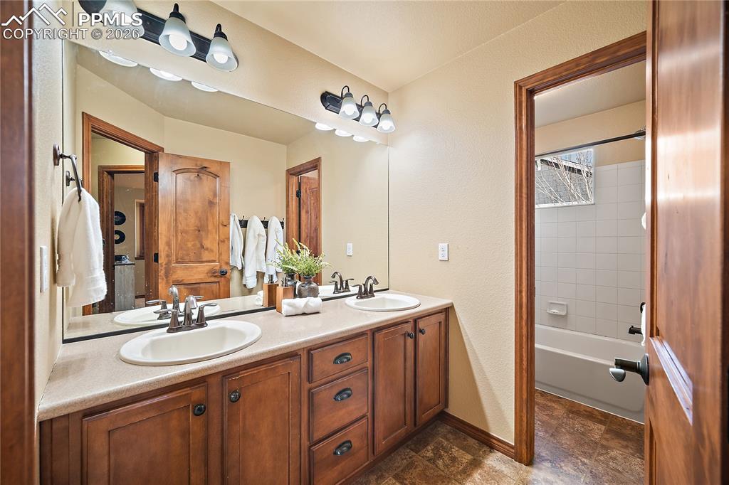 Image 19 of 29: Bathroom