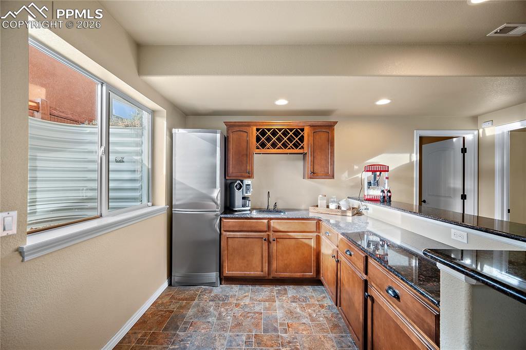 Image 23 of 29: Kitchen