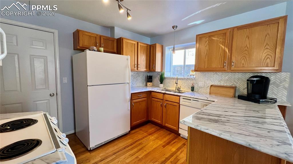 Image 11 of 31: Kitchen