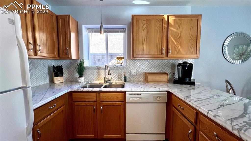 Image 12 of 31: Kitchen