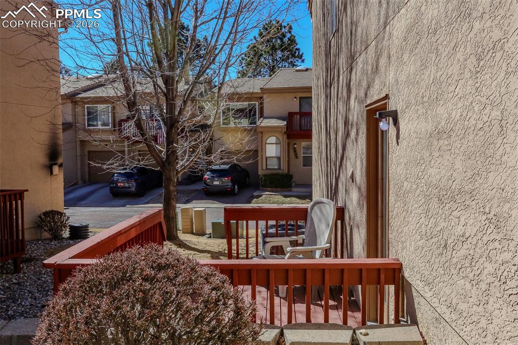 Image 30 of 31: Deck