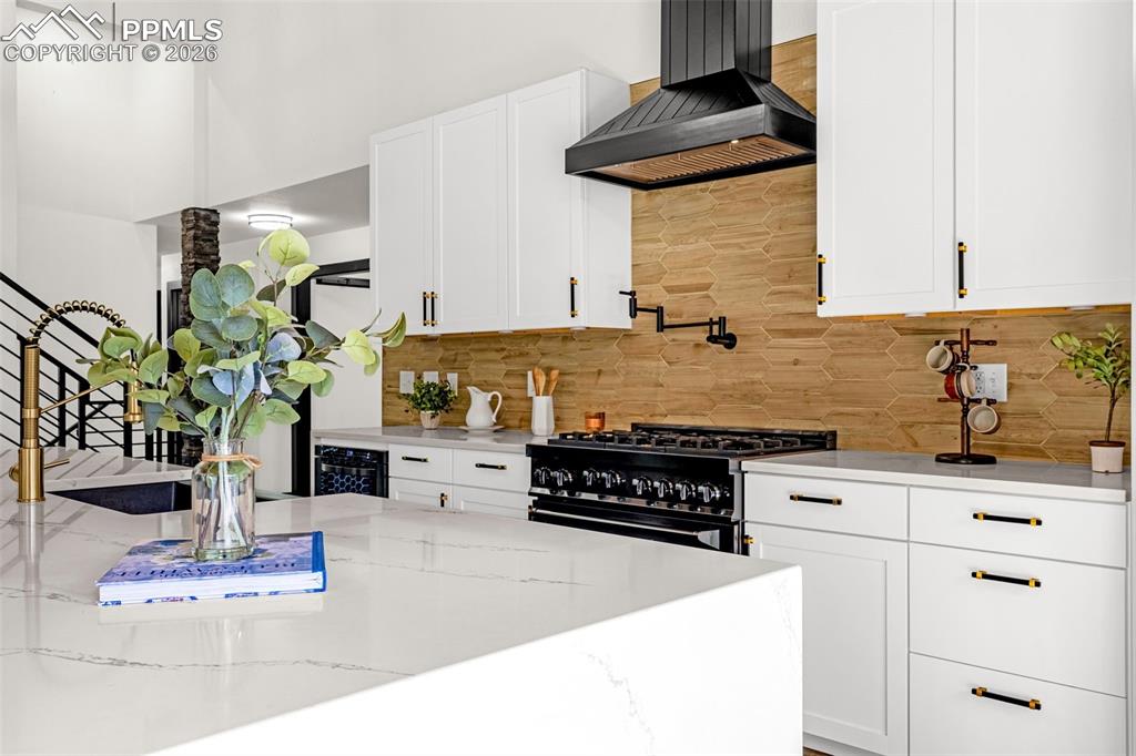 Image 10 of 50: Kitchen