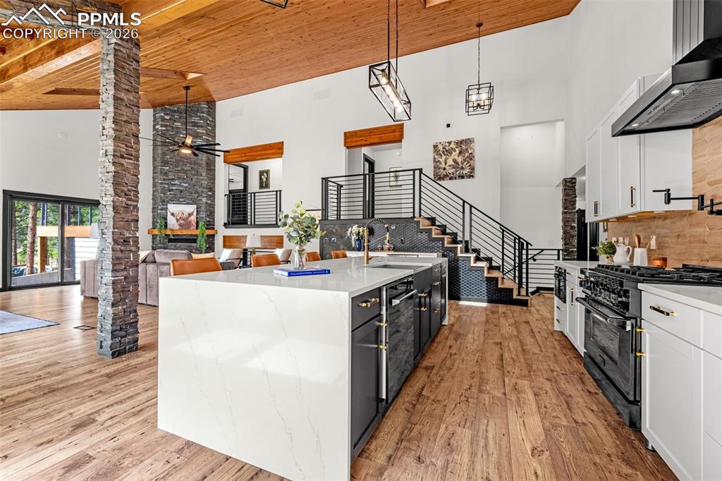 Image 11 of 50: Kitchen