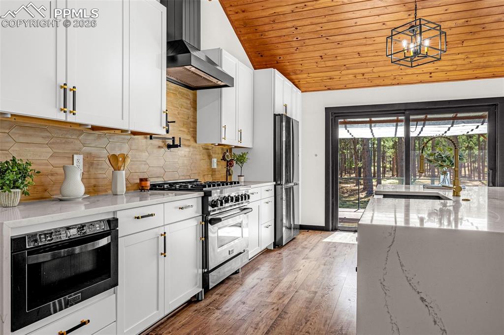 Image 12 of 50: Kitchen