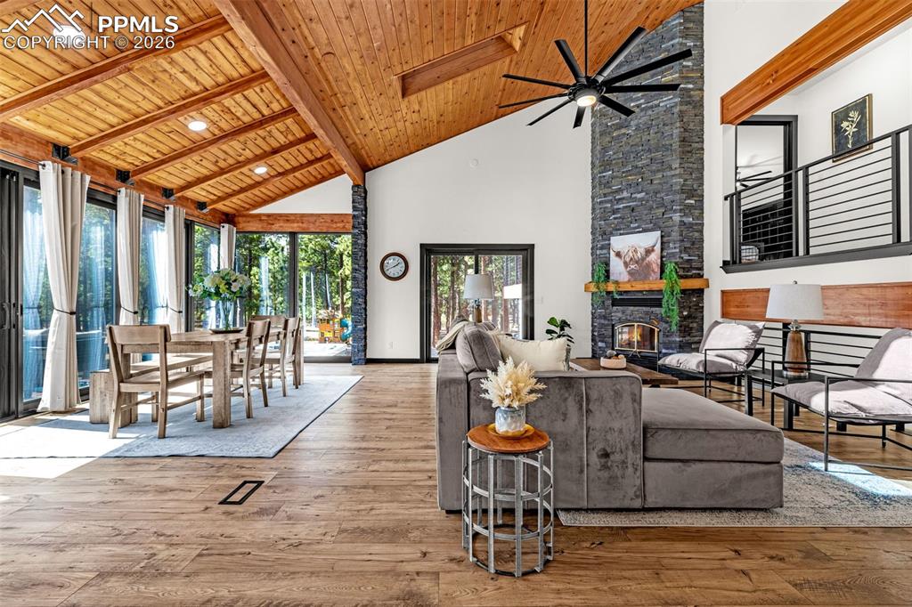 Image 13 of 50: Living Room