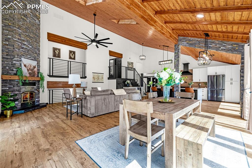 Image 16 of 50: Dining Area