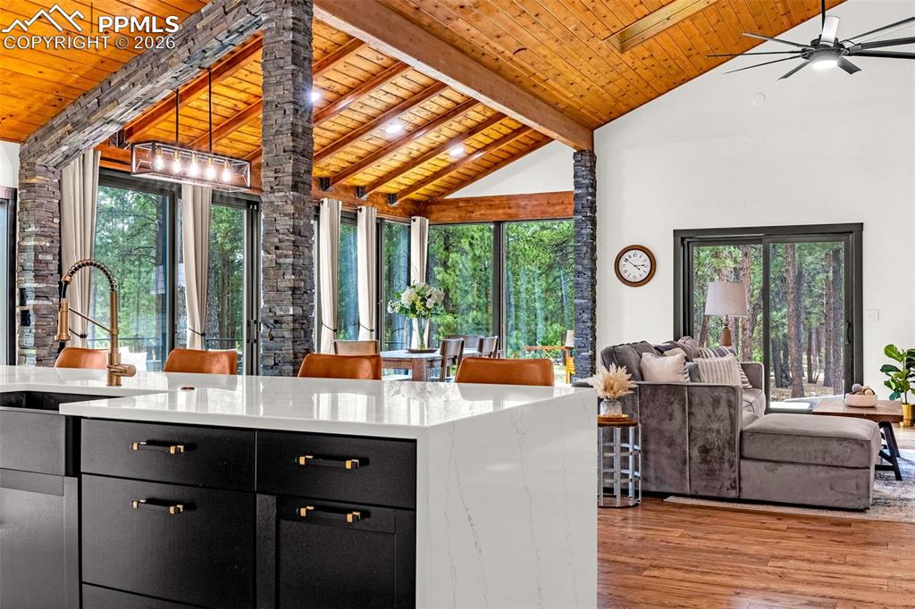 Image 18 of 50: Kitchen