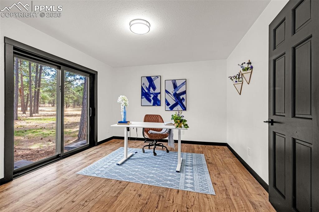 Image 20 of 50: Office