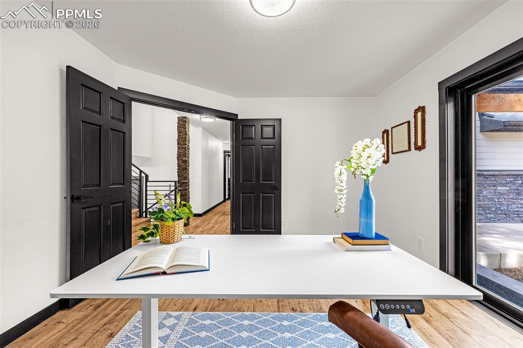 Image 21 of 50: Office