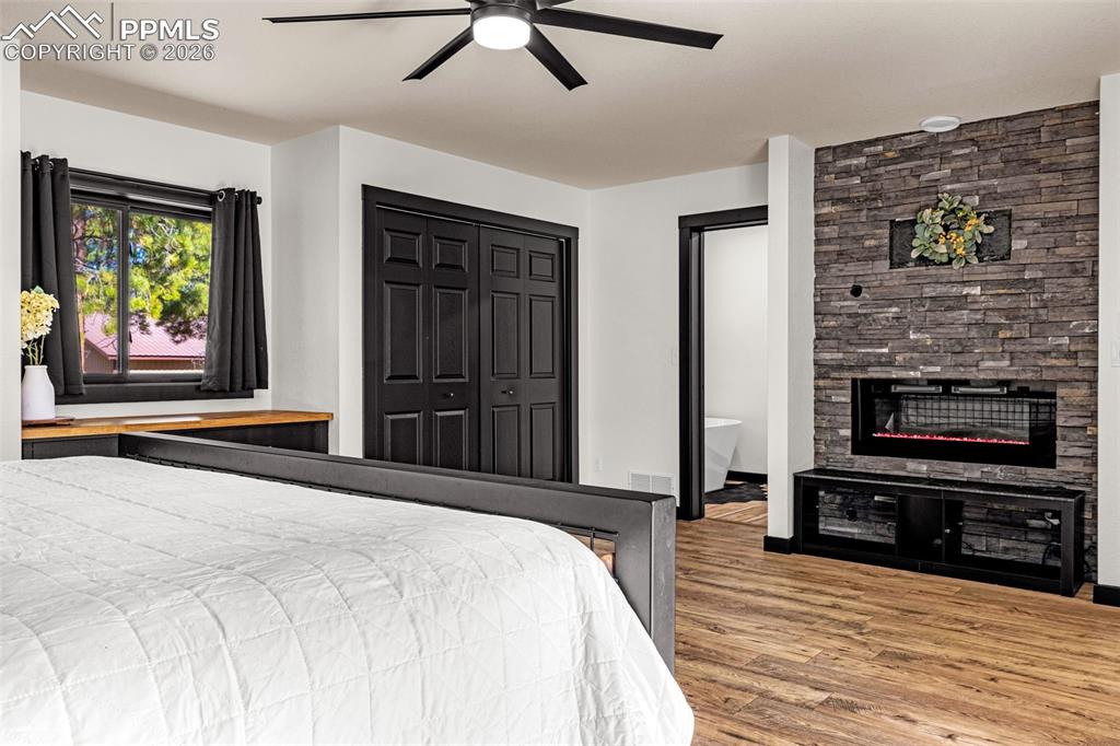 Image 23 of 50: Bedroom