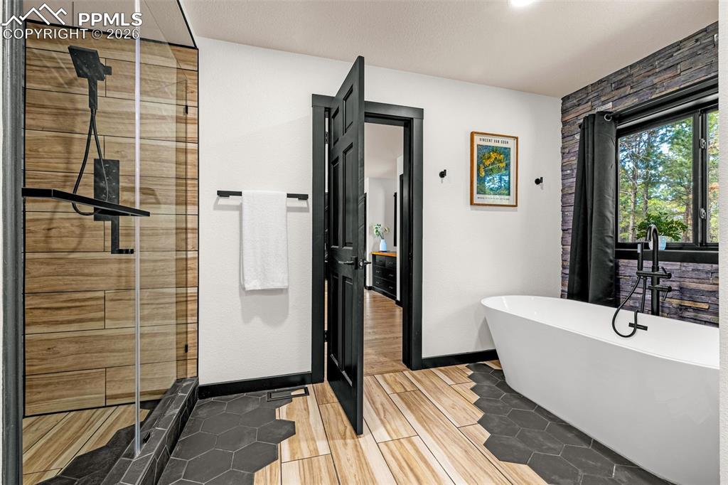 Image 24 of 50: Bathroom