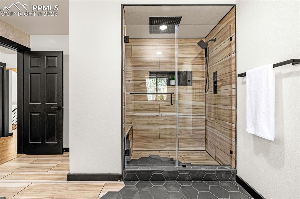 Image 25 of 50: Bathroom