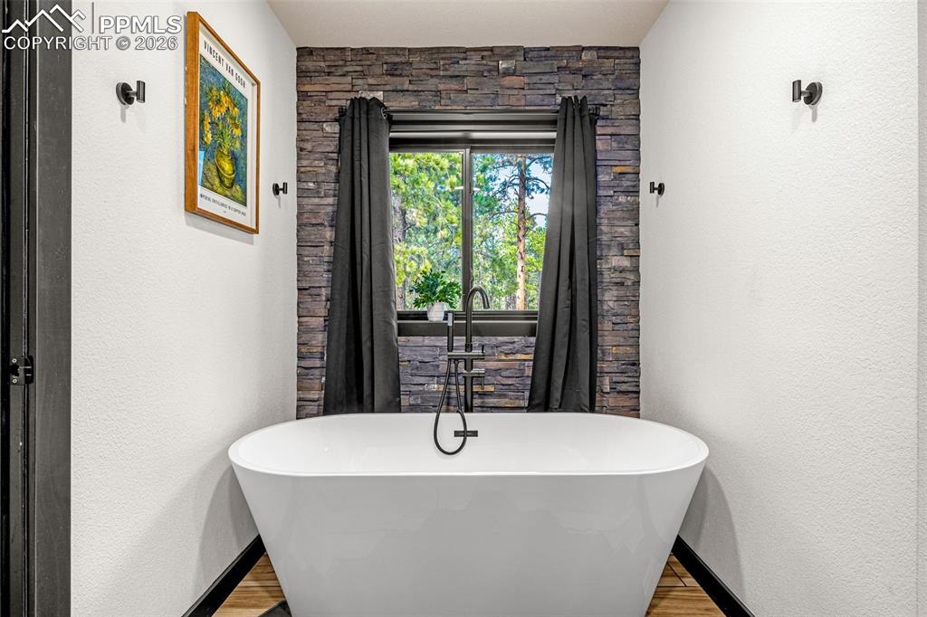 Image 26 of 50: Bathroom