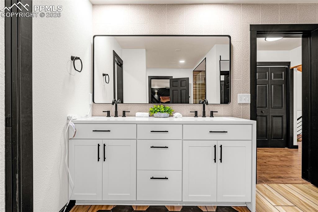 Image 27 of 50: Bathroom