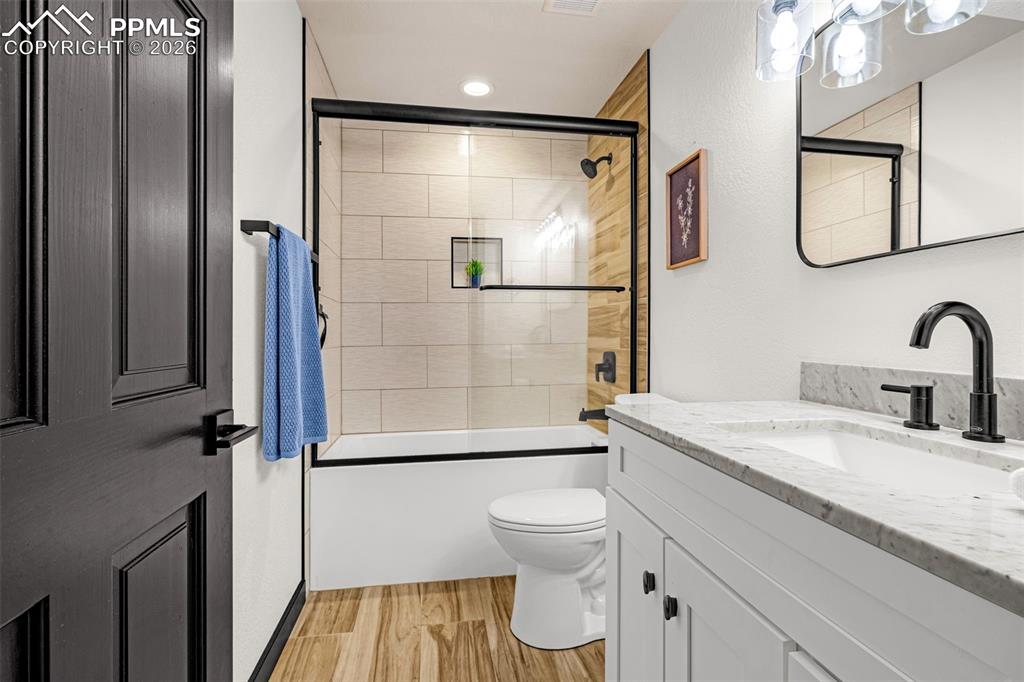 Image 34 of 50: Bathroom