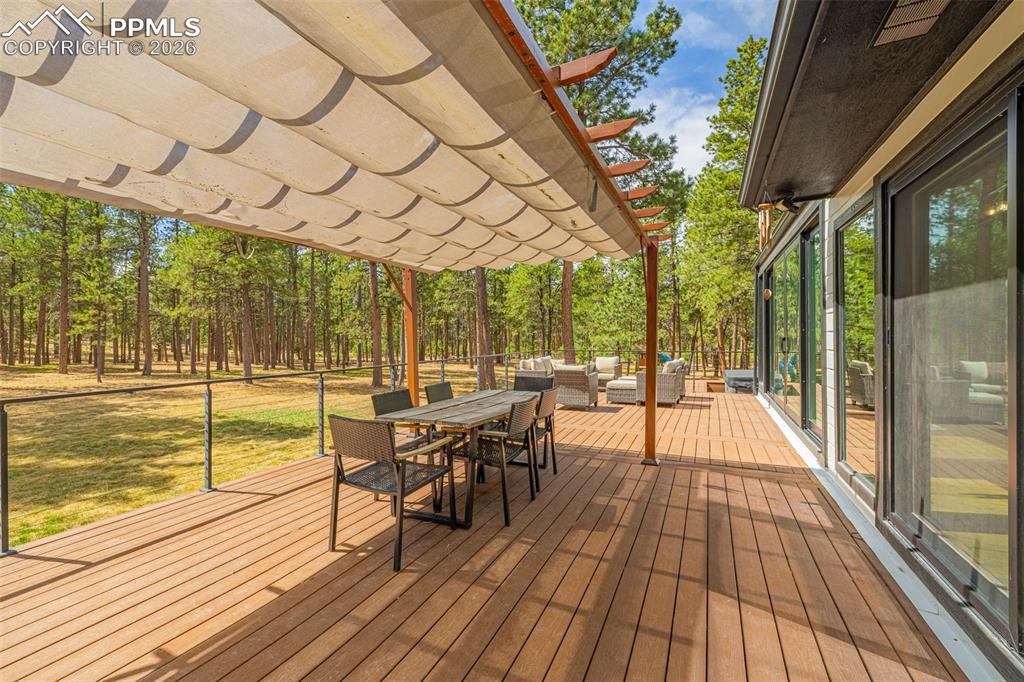 Image 41 of 50: Deck