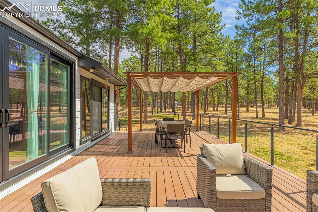 Image 42 of 50: Deck