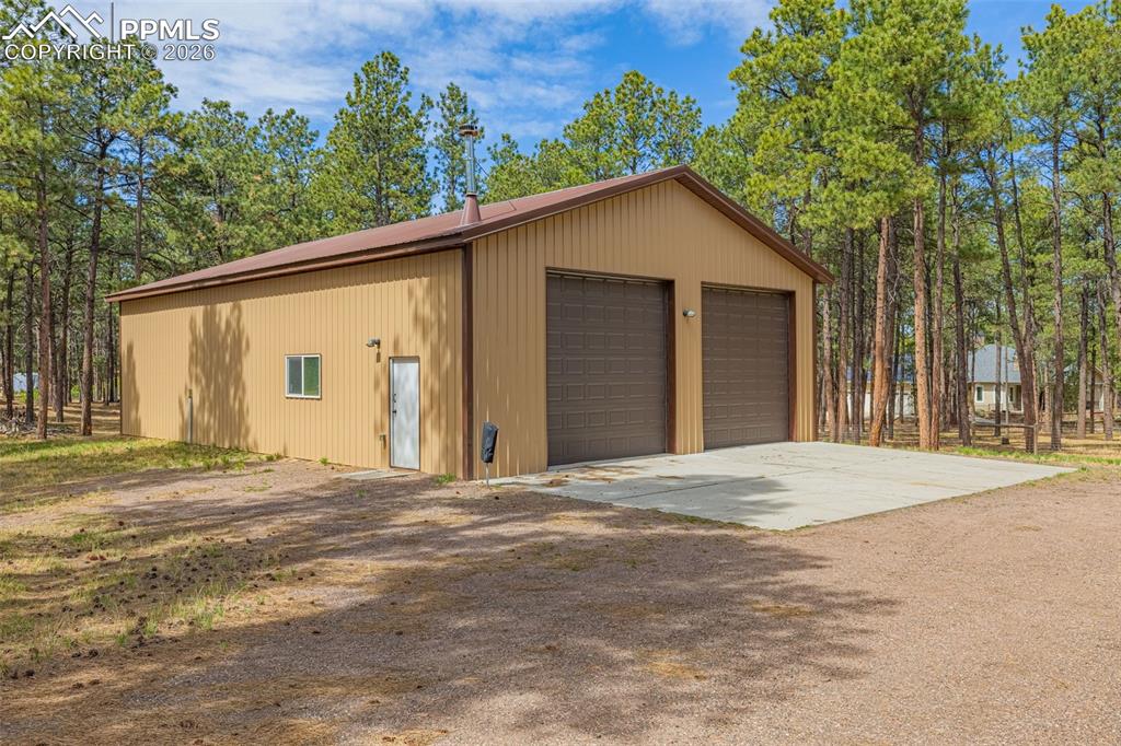 Image 44 of 50: Garage