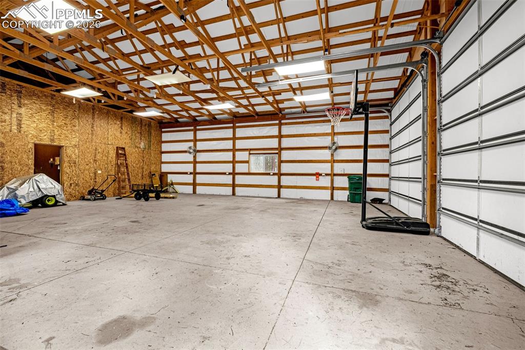 Image 45 of 50: Garage