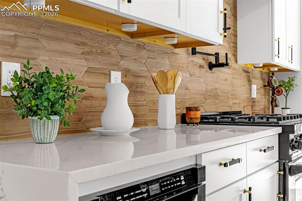 Image 7 of 50: Kitchen