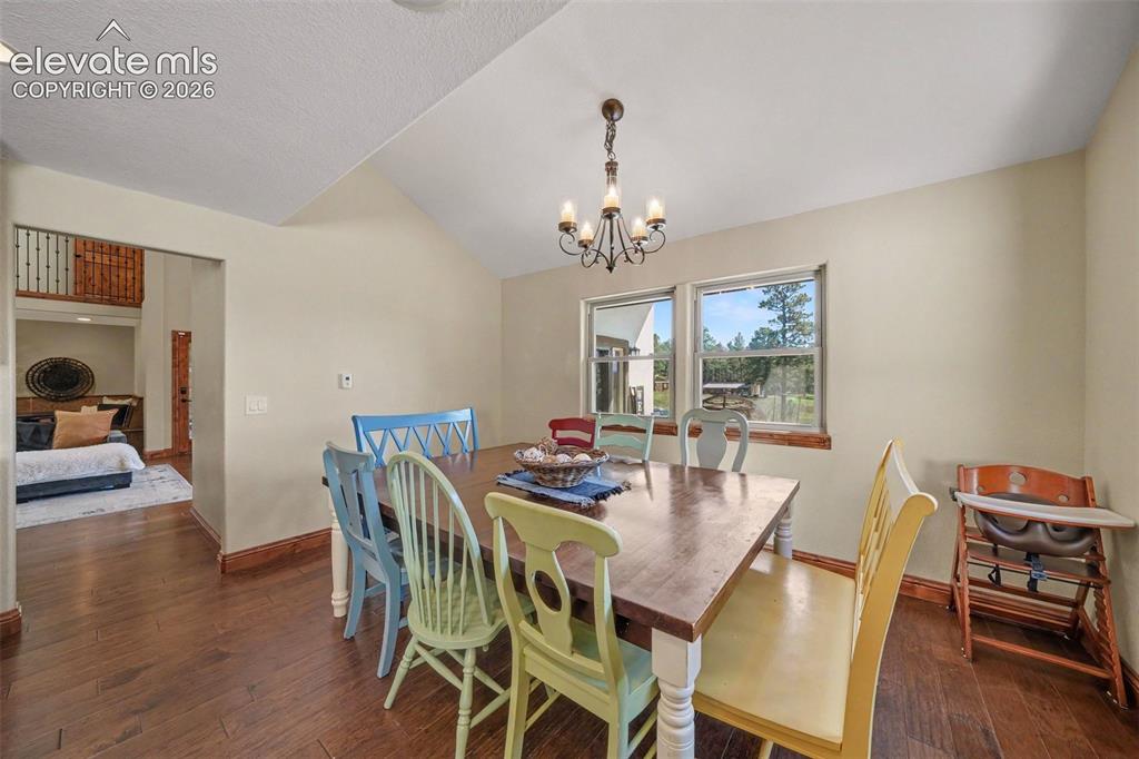 Image 10 of 50: Dining Area