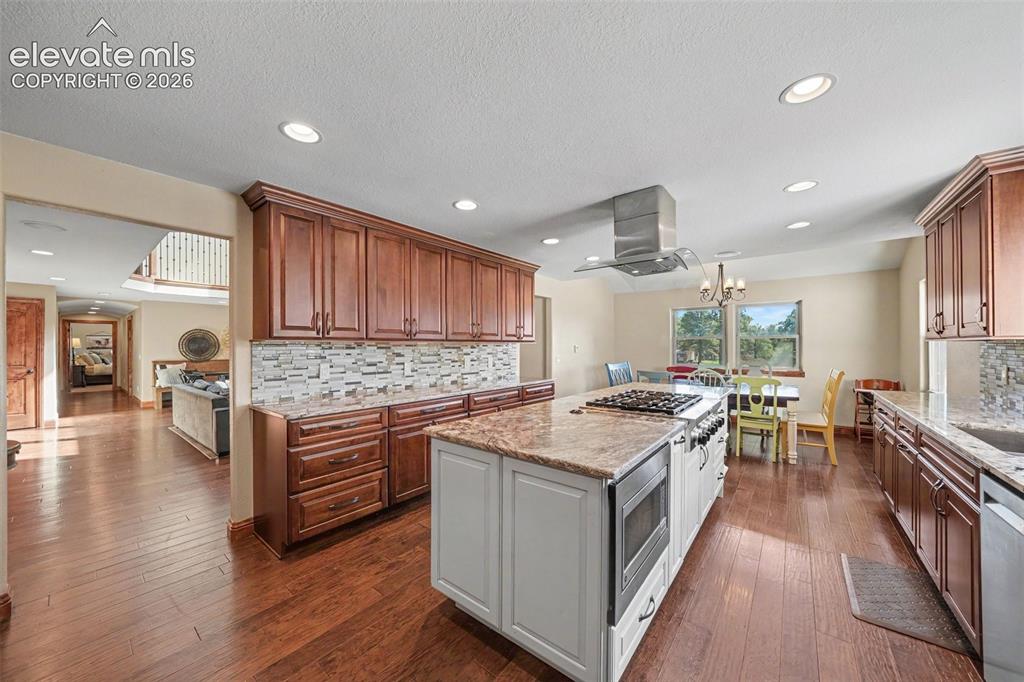 Image 13 of 49: Kitchen