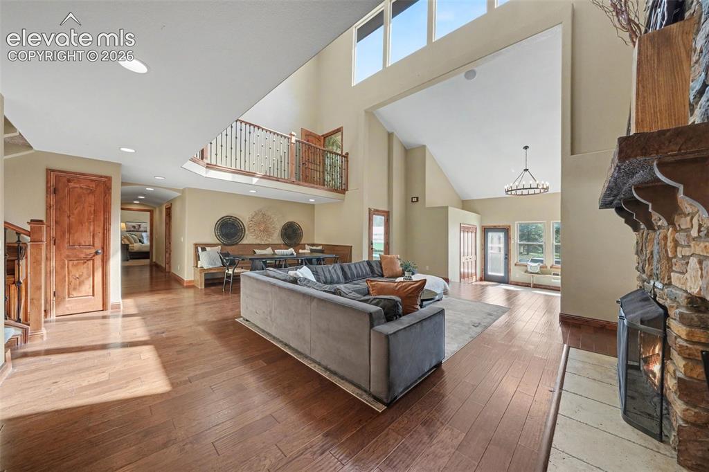 Image 8 of 50: Living Room