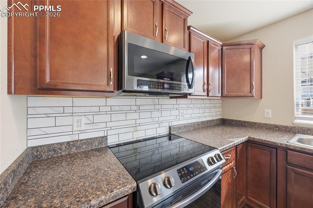 Image 13 of 33: Kitchen