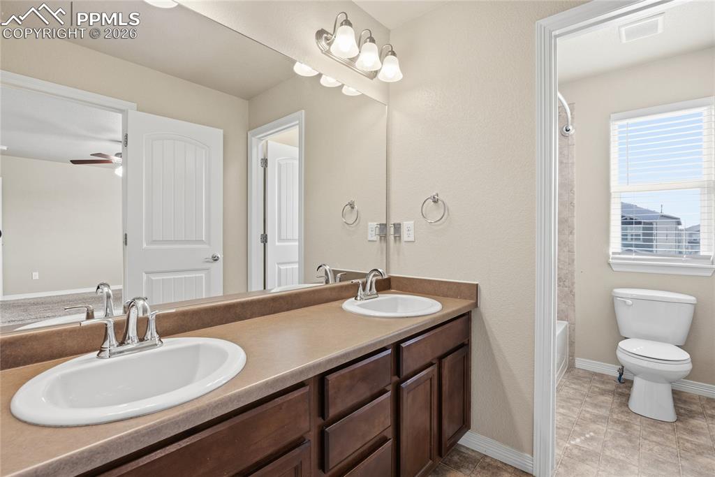 Image 25 of 33: Closet