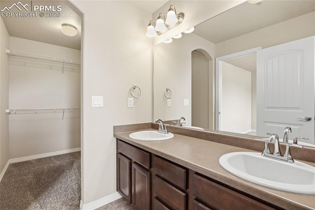 Image 26 of 33: Bathroom