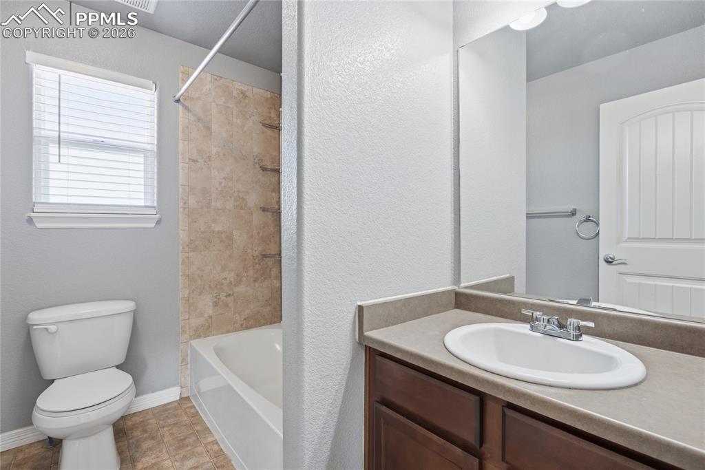 Image 27 of 33: Bathroom